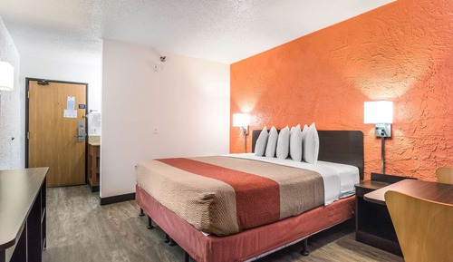 Deluxe Room, 1 King Bed, Non Smoking, Hot Tub