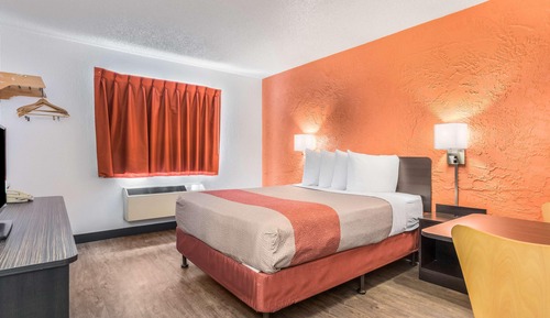 Premium Room, 1 Queen Bed, Non Smoking, Refrigerator