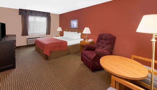 Room, 1 Queen Bed, Accessible, Non Smoking (Courtyard View, Mobility, Grab Bars)