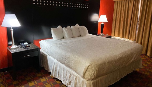 Room, 1 King Bed, Accessible, Non Smoking (Roll-In Shower)