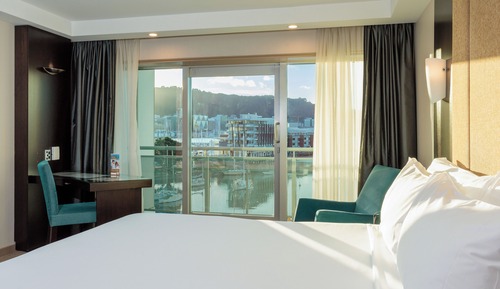 Deluxe Harbourview Accessible 1 King