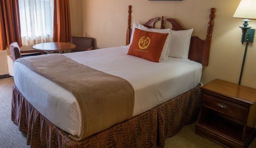 1 Queen Bed