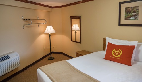 1 Queen Bed - Poolside