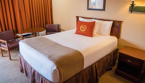 2 Queen Beds - Poolside