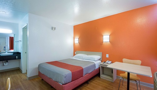 Deluxe Room, 1 Queen Bed, Non Smoking, Refrigerator & Microwave