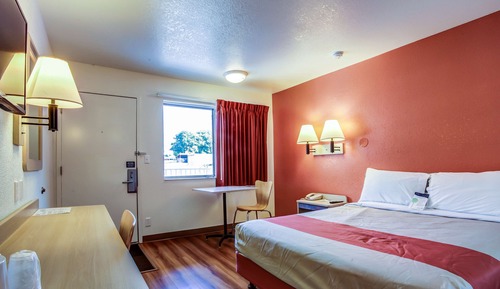 Deluxe Room, 1 Queen Bed, Non Smoking, Refrigerator & Microwave
