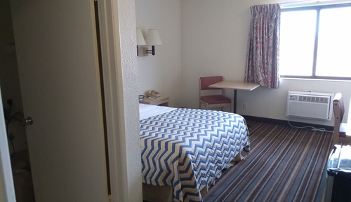 Standard Single Room, 1 Queen Bed, Non Smoking, Private Bathroom