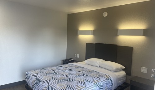 Deluxe Room, 1 Queen Bed, Non Smoking, Refrigerator & Microwave