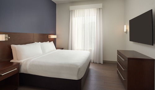 Suite, 2 Bedrooms (Mobility/Hearing Access, Roll-In Shwr)