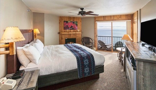 Standard Room, 1 King Bed, Fireplace, Lake View
