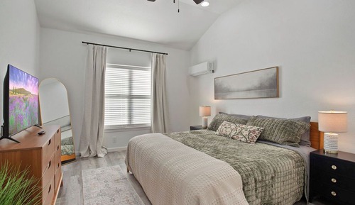 Starlight Cabin R, Hot Tub, Pet-Friendly, Pool,  Games near Canyon Lake (Sleeps 3)