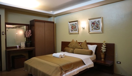 Deluxe Suite, Jetted Tub