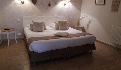 Comfort room king bed