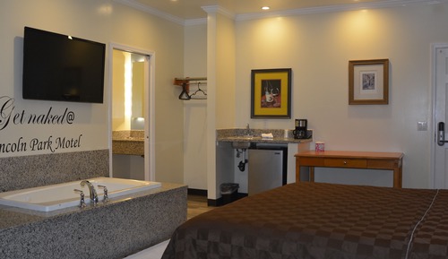 Honeymoon Suite, 1 King Bed, Refrigerator, Ground Floor