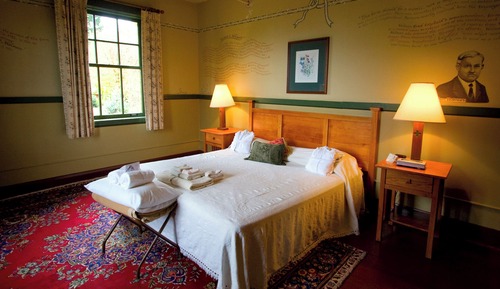 Room, 1 Queen Bed (Common Bathroom)