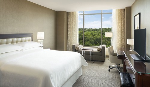 Club Room, 1 King Bed, Pool View