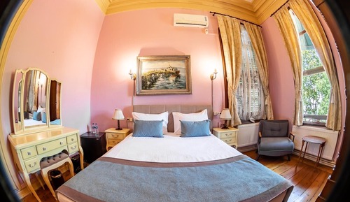 Deluxe Studio Suite, 1 Bedroom, Non Smoking, Partial Sea View