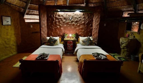 Traditional Cabin, 2 Twin Beds, Fireplace, Courtyard Area