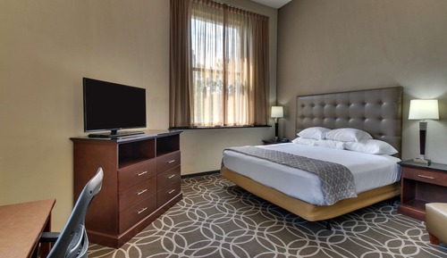 Suite, 1 King Bed with Sofa bed, Accessible (2 Rooms, Hearing Accessible, Tub)