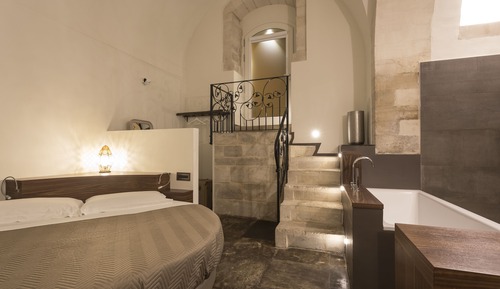 Deluxe Suite, 1 King Bed, Bathtub