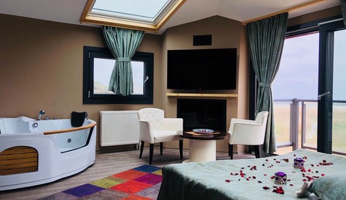 Deluxe Suite, Private Bathroom