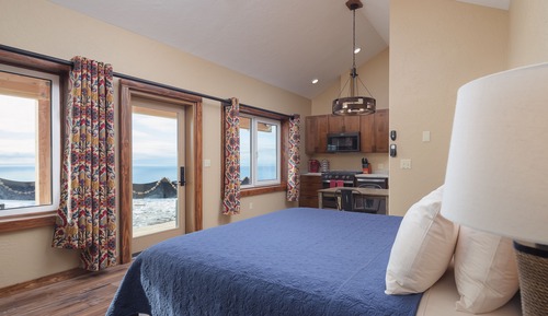 Deluxe Studio Cabin, 1 King Bed, Hot Tub, Ocean View (Augustine)