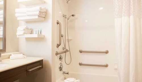 Room, 2 Queen Beds, Accessible, Balcony (w/ bathtub)