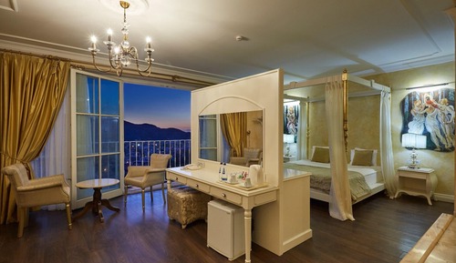 Deluxe Suite, Jetted Tub