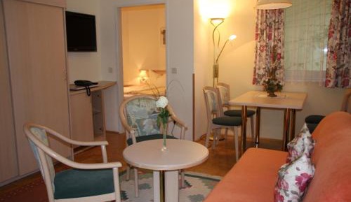 One-Bedroom Apartment with Balcony and Kitchen