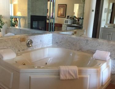 Deluxe Suite with Spa Bath