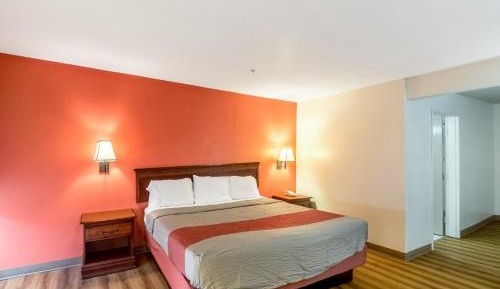 Deluxe King Suite - Non-Smoking