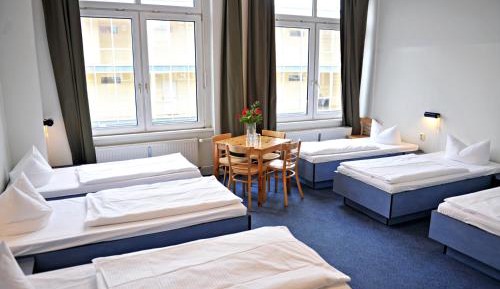 6-Bed Room