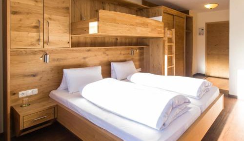 Deluxe Family Room (2 Adults + 3 Children)