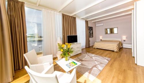 Deluxe Suite with Sea View