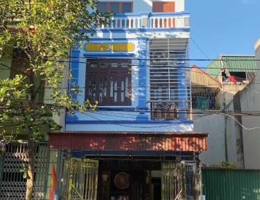Three-Bedroom Apartment with Balcony