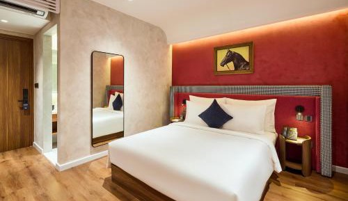 Premier Double Window and Lounge Access