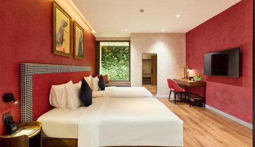 Grand Luxury Twin With Window and Lounge Access