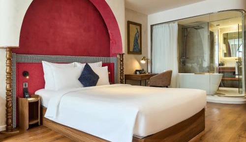 Kin Signature Suite With Window and Lounge Access