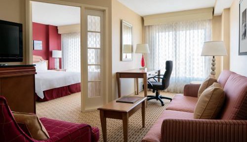 One-Bedroom King Suite with Sofa Bed and Roll-in Shower - Mobility Accessible