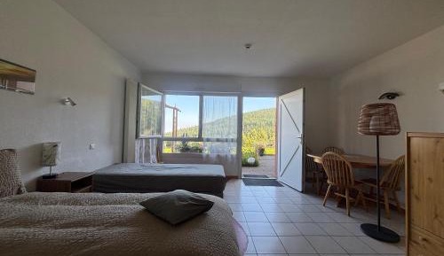 Apartment with Mountain View