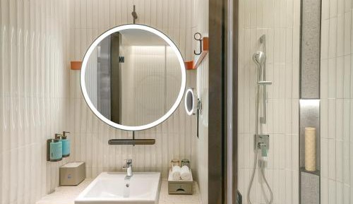 Executive Room with One King-Size Bed City View and Club Lounge Access