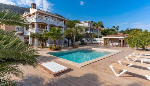 Villa with Garden View