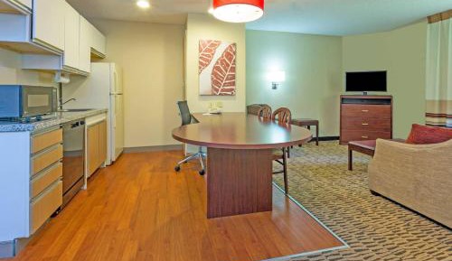 Queen Suite with Roll-In Shower and Sofabed - Accessible/Non Smoking