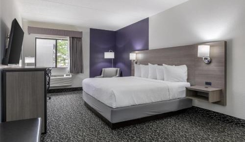 King Suite with Hot Tub - Non-Smoking