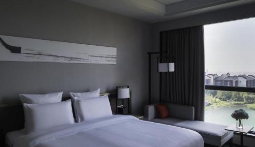 Deluxe King Bedroom with Lake View