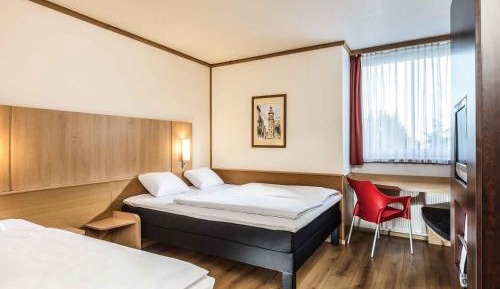Standard Room with One Double Bed and One Single Bed