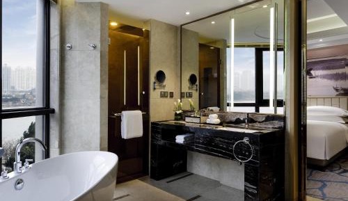 Deluxe King Suite with River View 