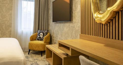 Junior King Suite with Sofa Bed and Shower - Non-Smoking