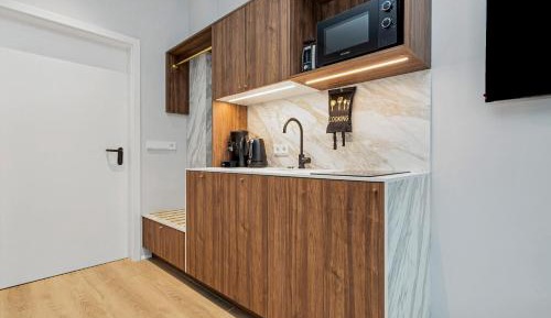 Queen Studio with Full Kitchen and Hallgrimskirkja Church View