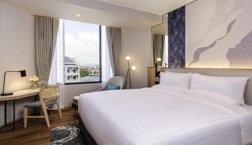 Deluxe King Room with Lounge Access